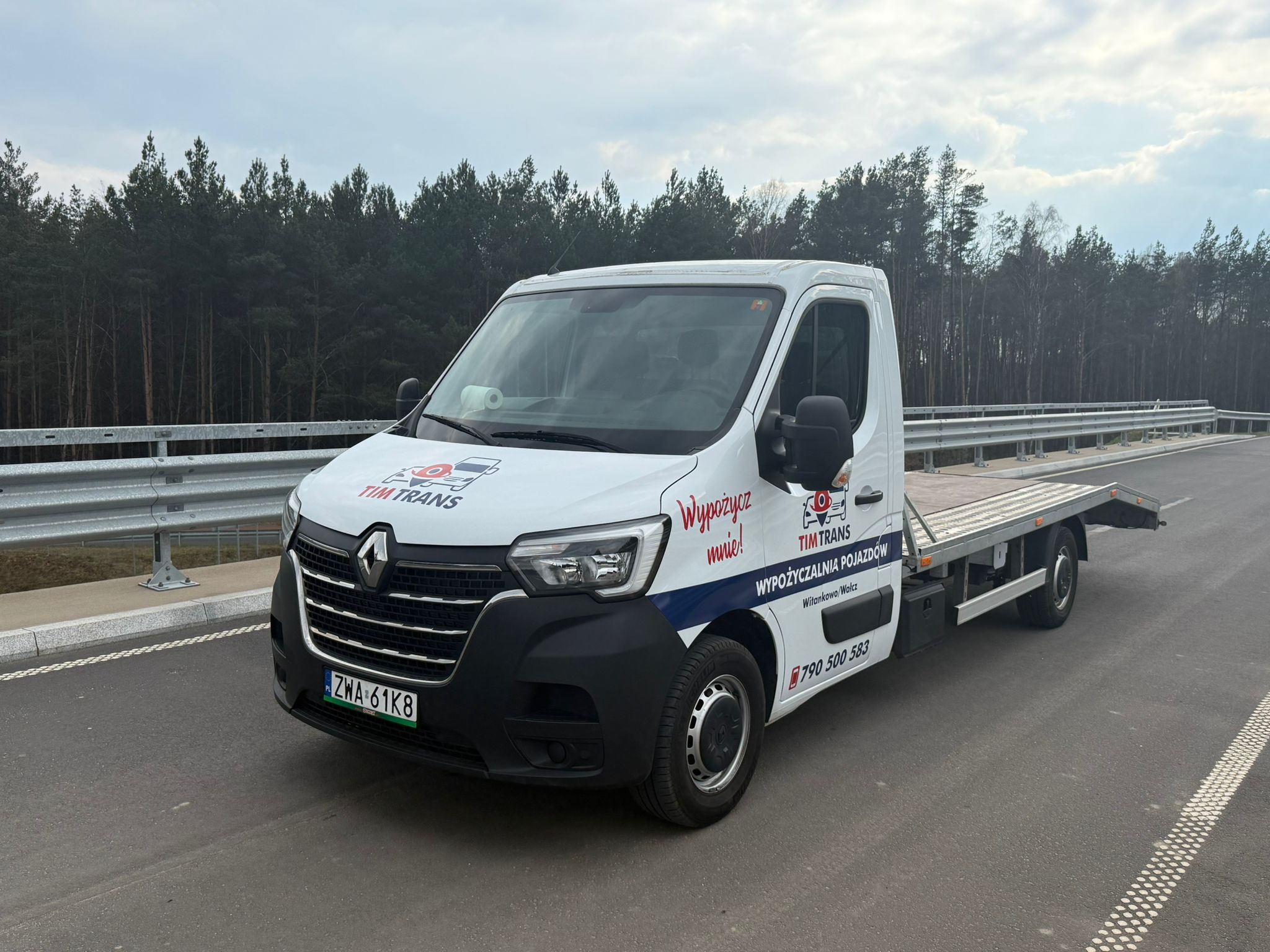 Biała autolaweta Renault Tim Trans