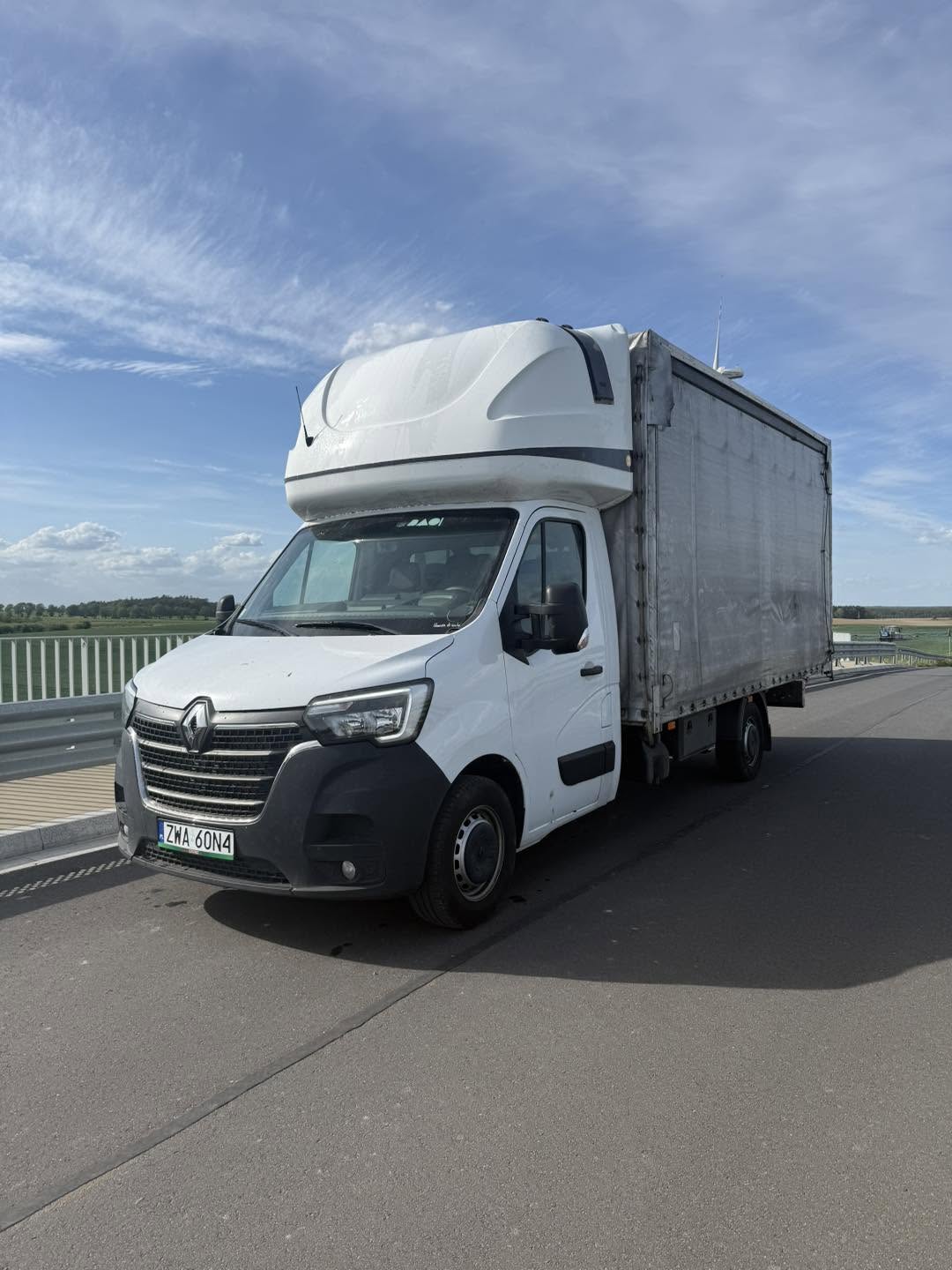 Renault z zabudową plandekową z floty Tim Trans