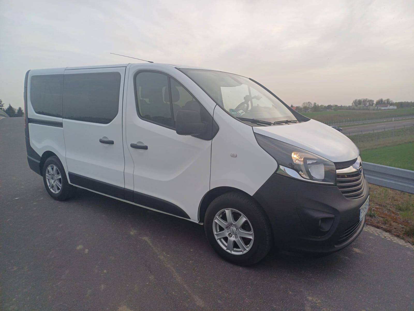 Biały Opel Vivaro z floty Tim Trans
